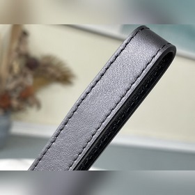 LV Артикул： M68321 Клатч На фоне холста выделяется тонкий цепоч