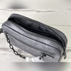LV Артикул： M68321 Клатч На фоне холста выделяется тонкий цепоч