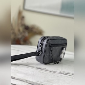LV Артикул： M68321 Клатч На фоне холста выделяется тонкий цепоч