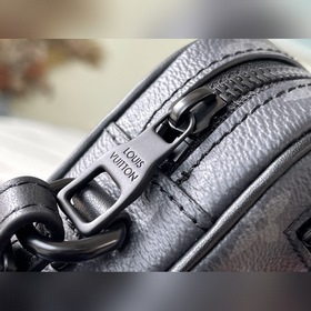 LV Артикул： M68321 Клатч На фоне холста выделяется тонкий цепоч
