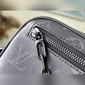 LV Артикул： M68321 Клатч На фоне холста выделяется тонкий цепоч