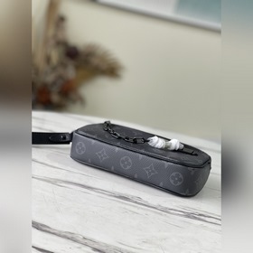 LV Артикул： M68321 Клатч На фоне холста выделяется тонкий цепоч