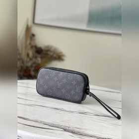 LV Артикул： M68321 Клатч На фоне холста выделяется тонкий цепоч