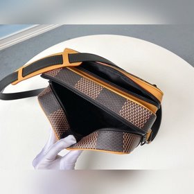 Сумка LV Nil Slim, модель M44757 Эта сумка Nil Slim с отделкой E