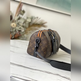 LV Артикул： M45652 Сумка представляет собой уменьшенную версию 