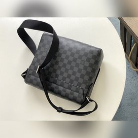 LV Модель： N40418 Компактная изящная сумка District среднего раз