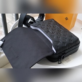 LV 【Сумка STEAMER Mailman】 Артикул： M57307 Черный с тиснением Э