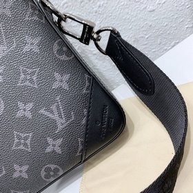 LV Модель M69443 Мужской комплект из трех предметов： сумка через