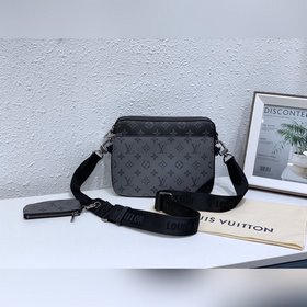 LV Модель M69443 Мужской комплект из трех предметов： сумка через
