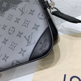 LV Модель M69443 Мужской комплект из трех предметов： сумка через