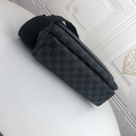 LV Модель： N40418 Черный Компактная изящная сумка District средн