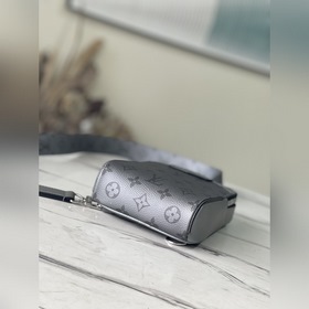 LV Модель： M30833 Сумка через плечо Изготовлена из кожи парусины
