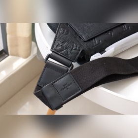 LV Артикул： M58487 Сумка из черной кожи с тиснением, элегантный