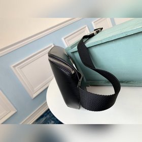 LV Модель M55131 Черная кожа Epi с буквенным декором придает пояс