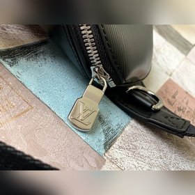 LV Модель M55131 Черная кожа Epi с буквенным декором придает пояс