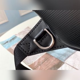 LV Модель M55131 Черная кожа Epi с буквенным декором придает пояс