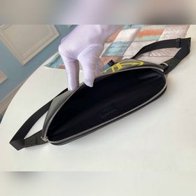 LV Модель M55131 Черная кожа Epi с буквенным декором придает пояс