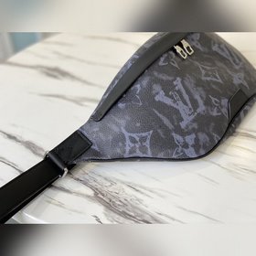 LV Артикул： M57276  Поясная сумка Discovery Модель с мотивом Mo