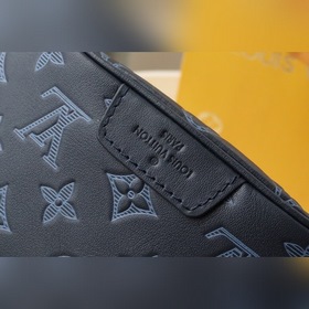 LV Артикул： M45729 Маленький поясной кошелек DISCOVERY Этот поя