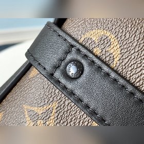 LV модель M44479 Эта мини-сумка-почтальон воплощает классический