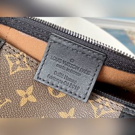 LV модель M44479 Эта мини-сумка-почтальон воплощает классический