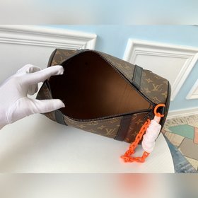 LV модель M44479 Эта мини-сумка-почтальон воплощает классический