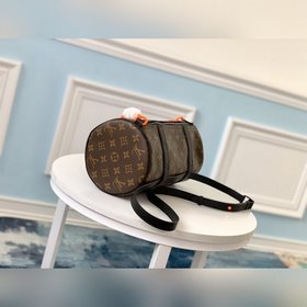 LV модель M44479 Эта мини-сумка-почтальон воплощает классический 
