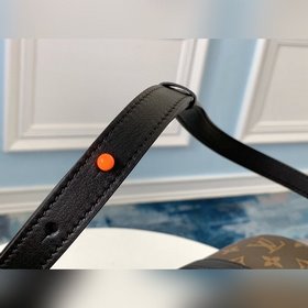 LV модель M44479 Эта мини-сумка-почтальон воплощает классический 