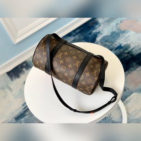LV модель M44479 Эта мини-сумка-почтальон воплощает классический 