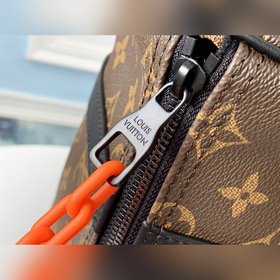 LV модель M44479 Эта мини-сумка-почтальон воплощает классический 