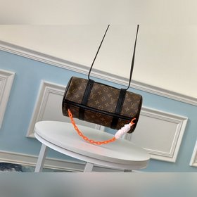 LV модель M44479 Эта мини-сумка-почтальон воплощает классический 