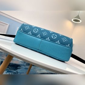LV Модель M30241 OUTDOOR Почтовая сумка Louis Vuitton встречает в
