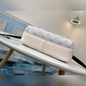 LV Модель M30243 OUTDOOR Почтовая сумка Louis Vuitton встречает в