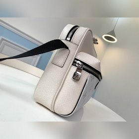 LV Модель M30243 OUTDOOR Почтовая сумка Louis Vuitton встречает в