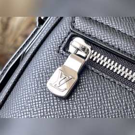 LV Артикул： M30850 Черный Маленькая сумка-почтальон Изготовлена
