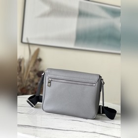 LV Артикул： M30851 Серый мелкий почтальон Изготовлена из кожи гл