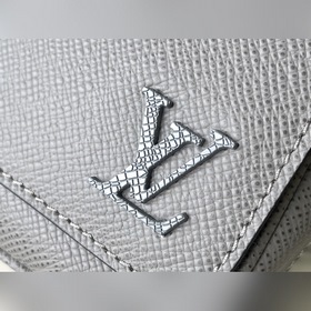 LV Артикул： M30851 Серый мелкий почтальон Изготовлена из кожи гл
