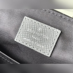 LV Артикул： M30851 Серый мелкий почтальон Изготовлена из кожи гл