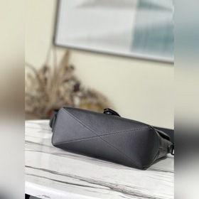 LV Модель： M45911 Черный с цветочным узором Сумка-почтальон Дан