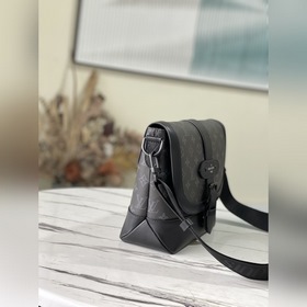 LV Модель： M45911 Черный с цветочным узором Сумка-почтальон Дан