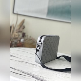 LV Модель： M46104 Почтовая сумка Современный подход коже. Мягка