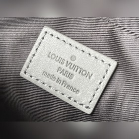 LV Модель： M46104 Почтовая сумка Современный подход коже. Мягка