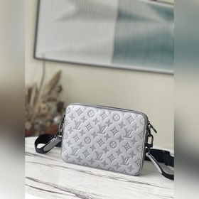 LV Модель： M46104 Почтовая сумка Современный подход коже. Мягка