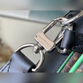 LV Артикул： M46266 Зеленый В данной модели Trio Mailbag изготовл