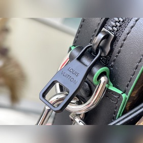 LV Артикул： M46266 Зеленый В данной модели Trio Mailbag изготовл