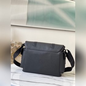 LV Артикул： M58494 Черный  Почтовая сумка Trunk Изготовлена из