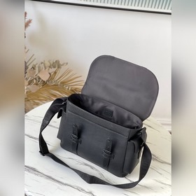 LV Артикул： M58494 Черный  Почтовая сумка Trunk Изготовлена из 