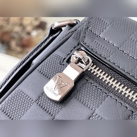 LV Модель： N42711 Кожаная сумка-почтальон с тиснением, маленькая