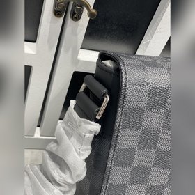 LV DISTRICT Маленькая сумка N41028 черная Стильная и легко сочет