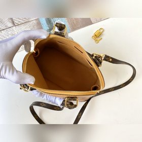 LV Модель M40302 Alma BB Classic Bag Эта небольшая сумка удобна д